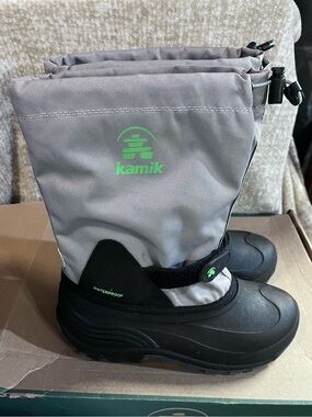 Kamik Youth Gray and Black Waterproof Snow Boots Size 6
